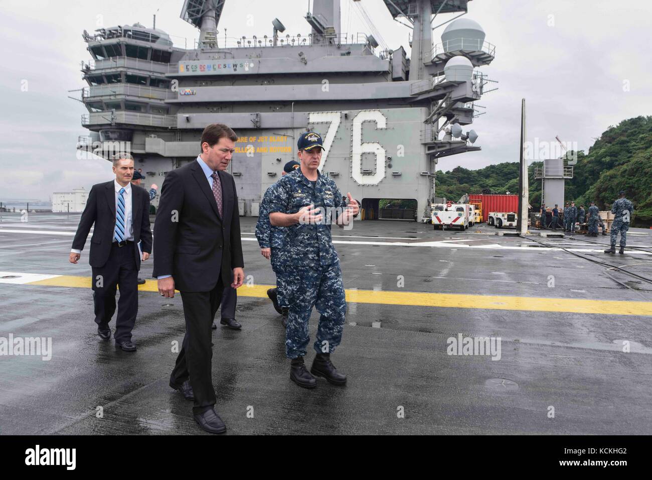 L'ufficiale comandante della Marina degli Stati Uniti Buzz Donnelly (a destra) dà all'ambasciatore degli Stati Uniti in Giappone William Hagerty un tour della portaerei classe Nimitz della Marina degli Stati Uniti USS Ronald Reagan il 6 settembre 2017 a Yokosuka, in Giappone. (Foto di MCS3 Macadam Weissman via Planetpix) Foto Stock