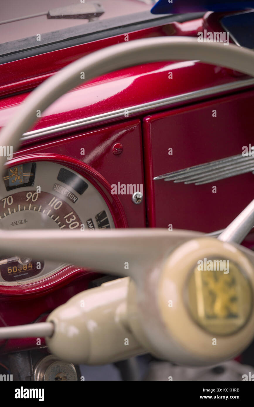 Interno di una vecchia auto Peugeot Foto Stock