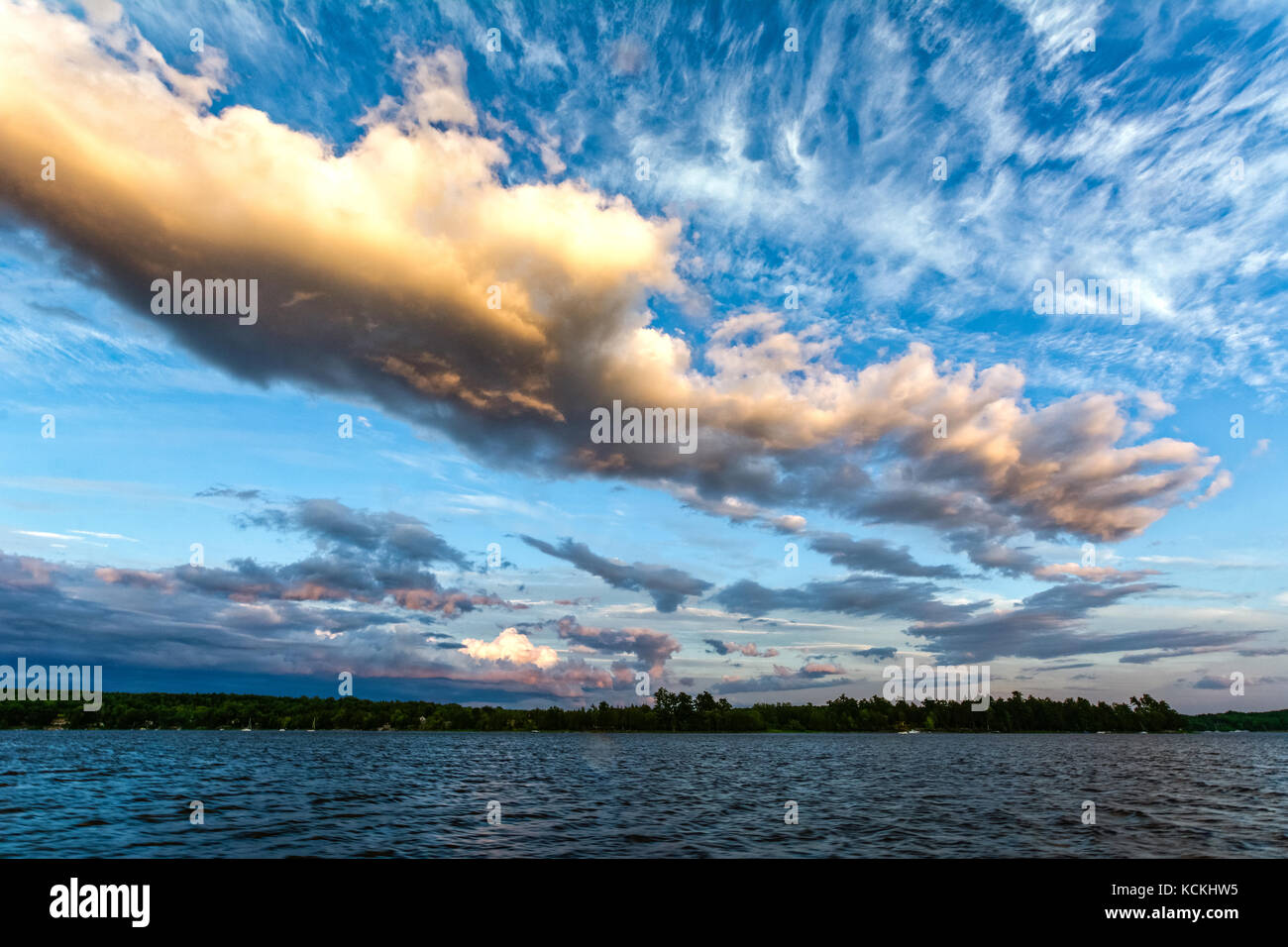 Cielo drammatico con pattern di nuvole al lago Champlain Foto Stock