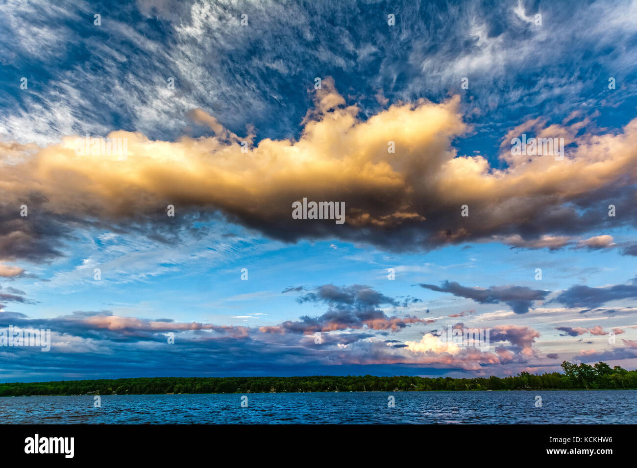 Cielo drammatico con pattern di nuvole al lago Champlain Foto Stock