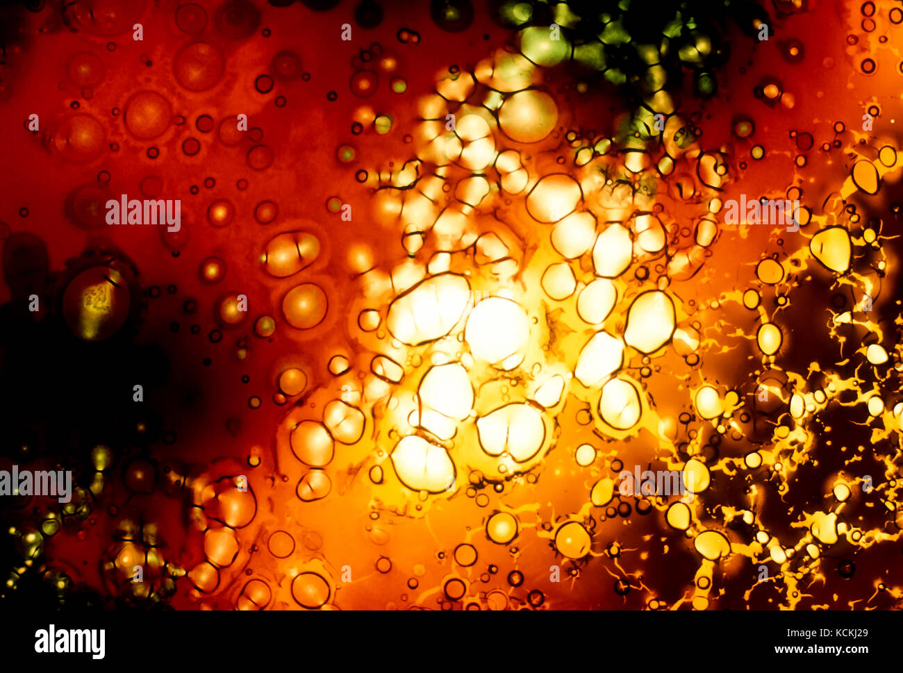 Background artistico rosso di liquido e bolle di colore giallo Foto Stock