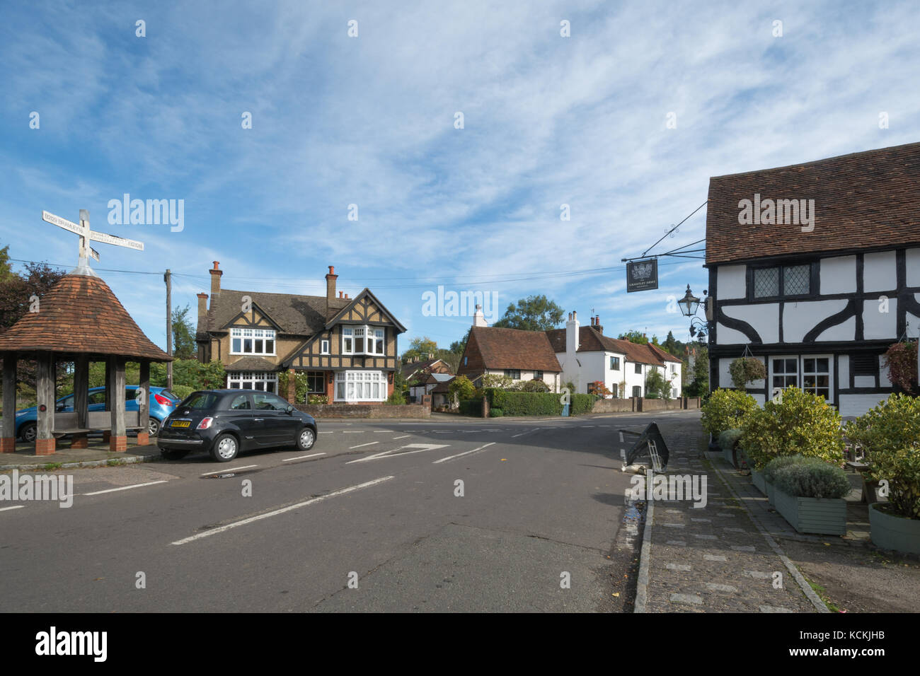 Grazioso villaggio di Wonersh nel Surrey, Regno Unito, con i bracci di Grantley public house e il rifugio pepperpot Foto Stock
