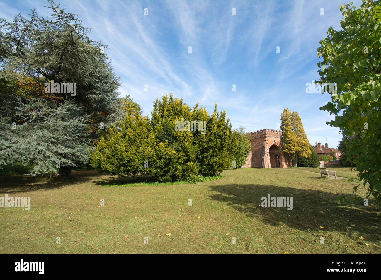 Chiesa Wonersh verde su una giornata soleggiata con cielo blu, Surrey, Regno Unito Foto Stock