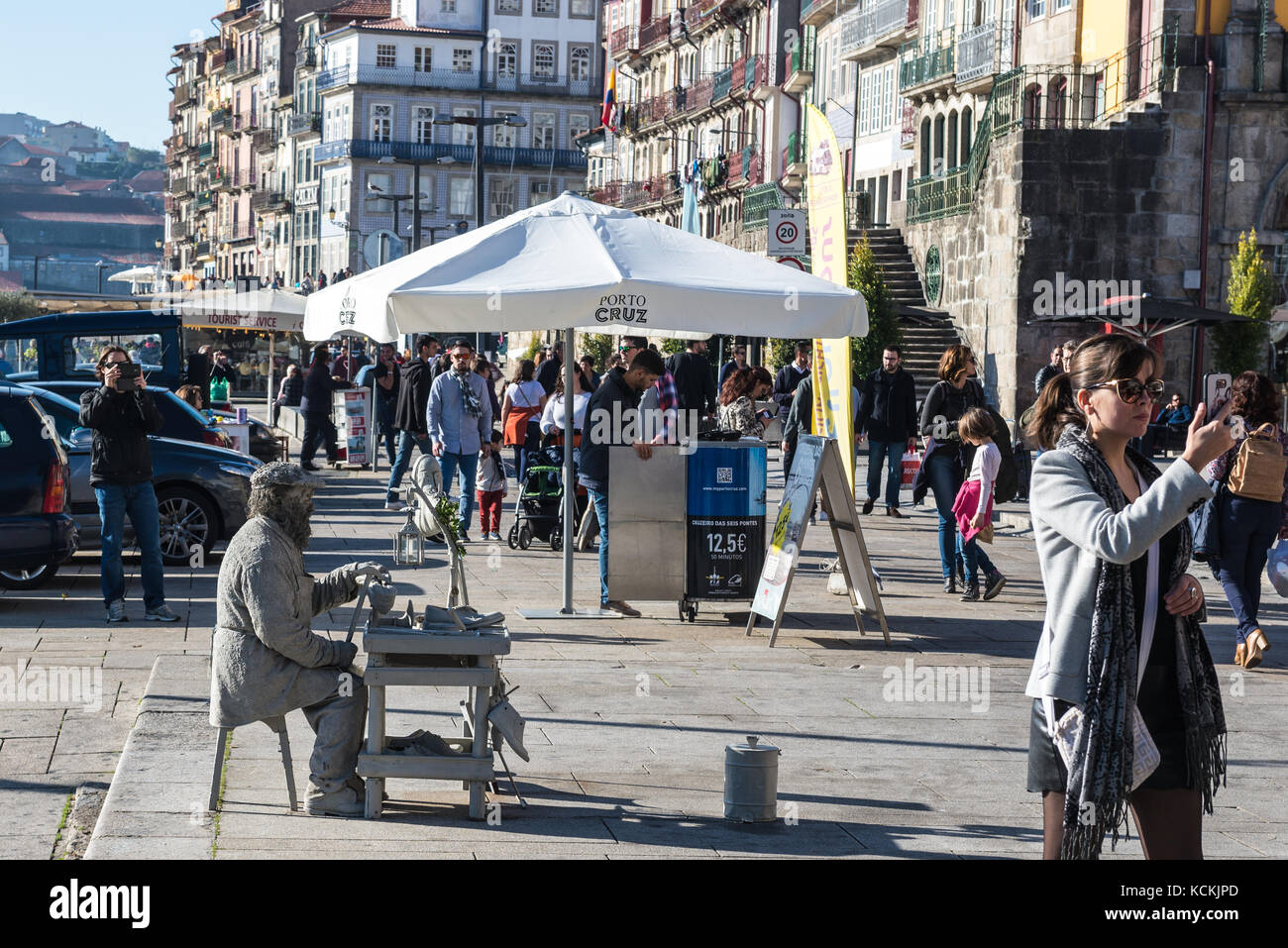 Un artista di strada vivente della statua sulla città di Porto sulla penisola iberica, la seconda città più grande del Portogallo Foto Stock