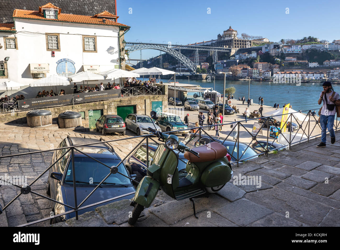 Scooter retrò LML nel quartiere Ribeira di Porto, sulla penisola iberica, seconda città più grande del Portogallo Foto Stock