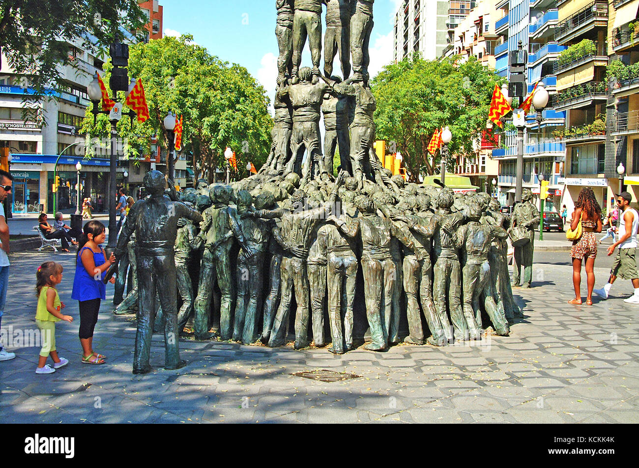 I bambini guardando il Tarragona Torre umana statua, Catalonia, provincia di Tarragona, Spagna. Foto Stock