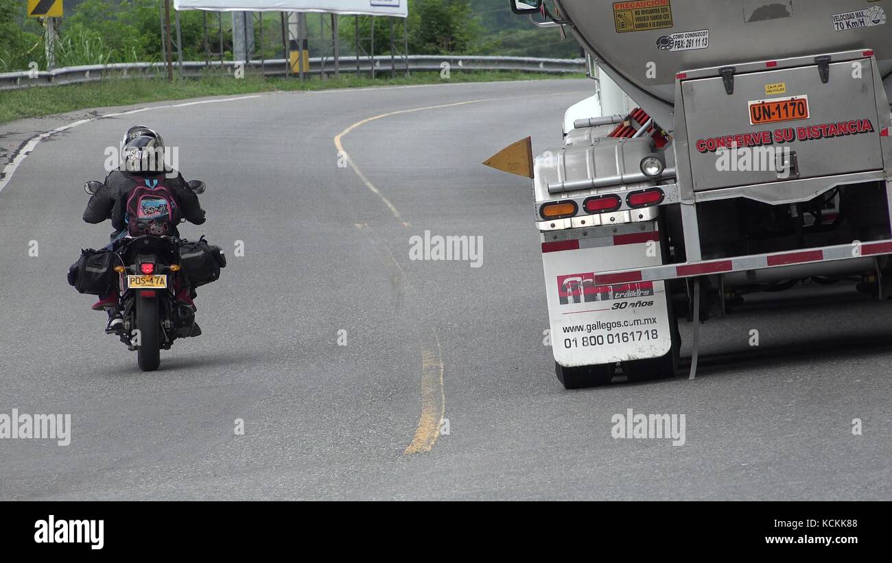 Illegale la guida pericolosa di moto e camion di carburante Foto Stock