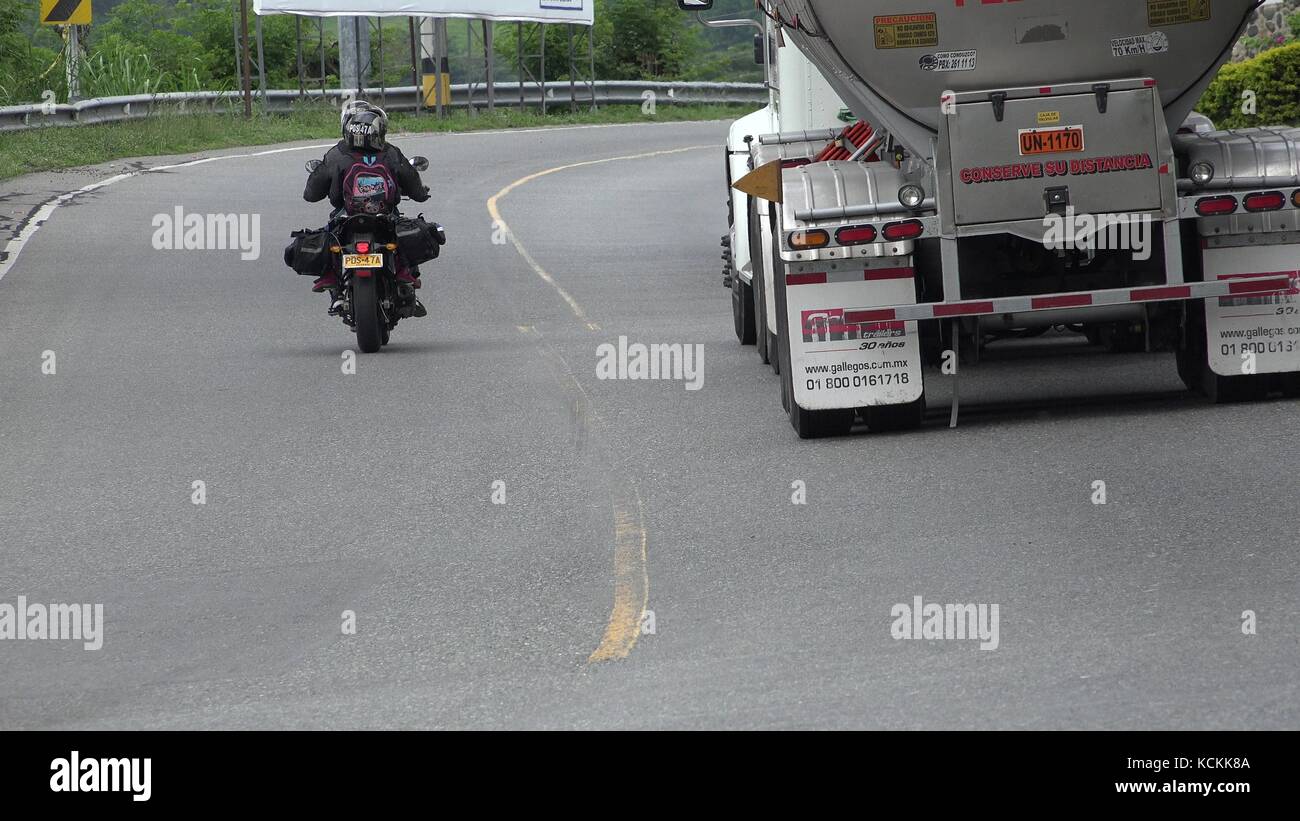 Guida pericolosa di motociclette e camion con olio Foto Stock