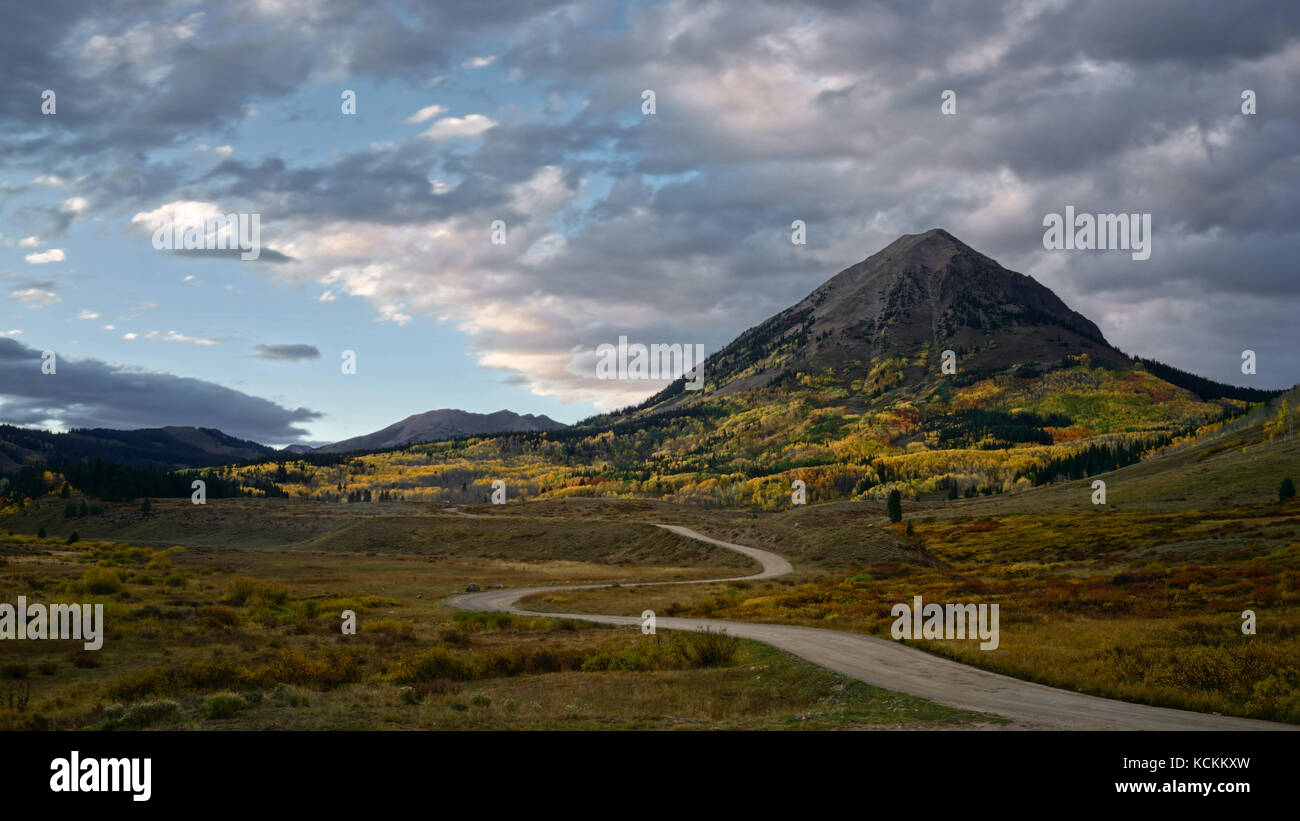 Questa è la foto del Crested Butte Mountain in Colorado in autunno con Aspen giallo foglie. Foto Stock