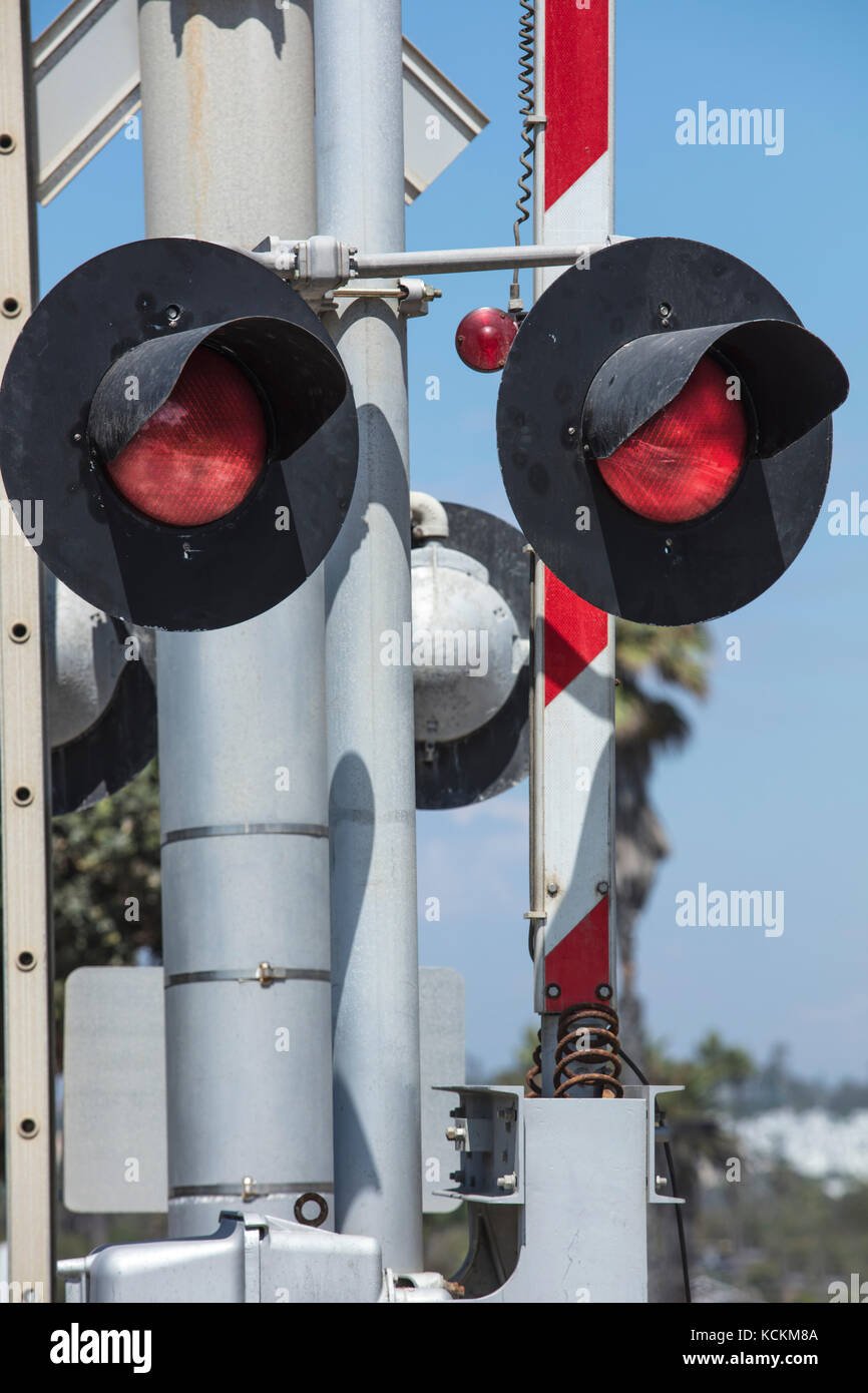 In prossimità di un incrocio ferroviario la luce e la barriera Foto Stock