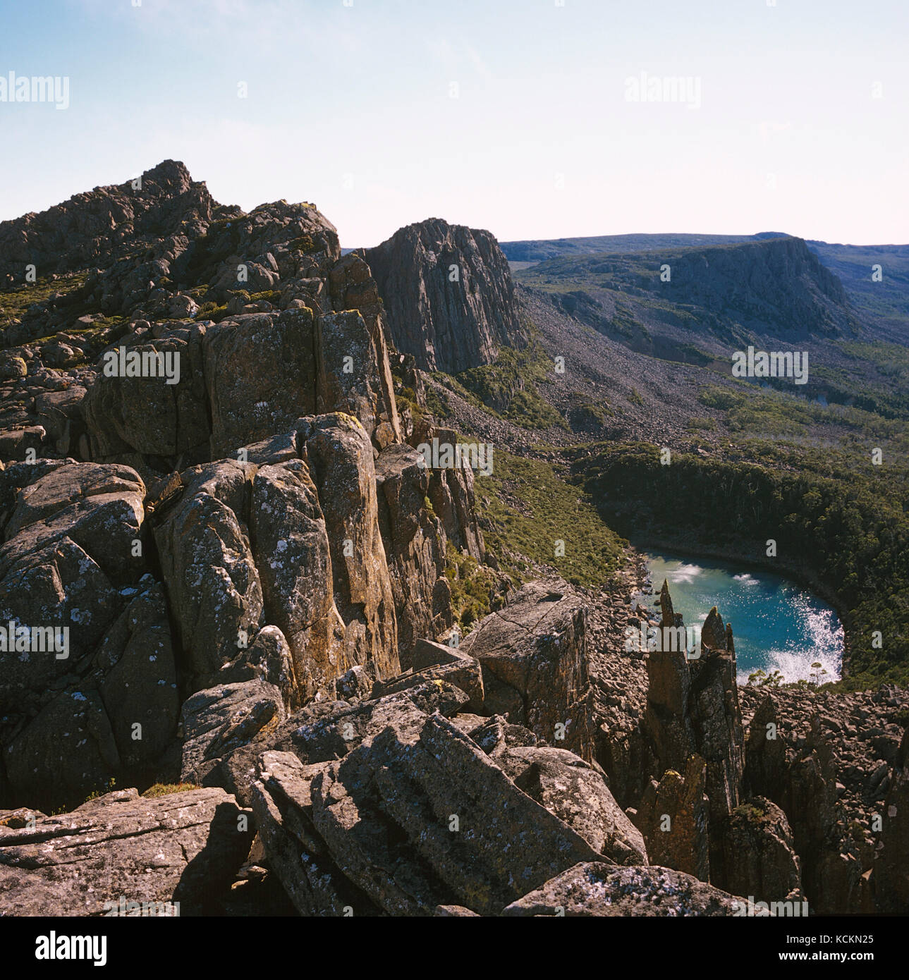 Lago ghiacciato di morena, formato dal ghiaccio che si spillava sul bordo dell'altopiano nell'ultima era glaciale, sgorgando e strappando i massi dell'escar dolerite Foto Stock