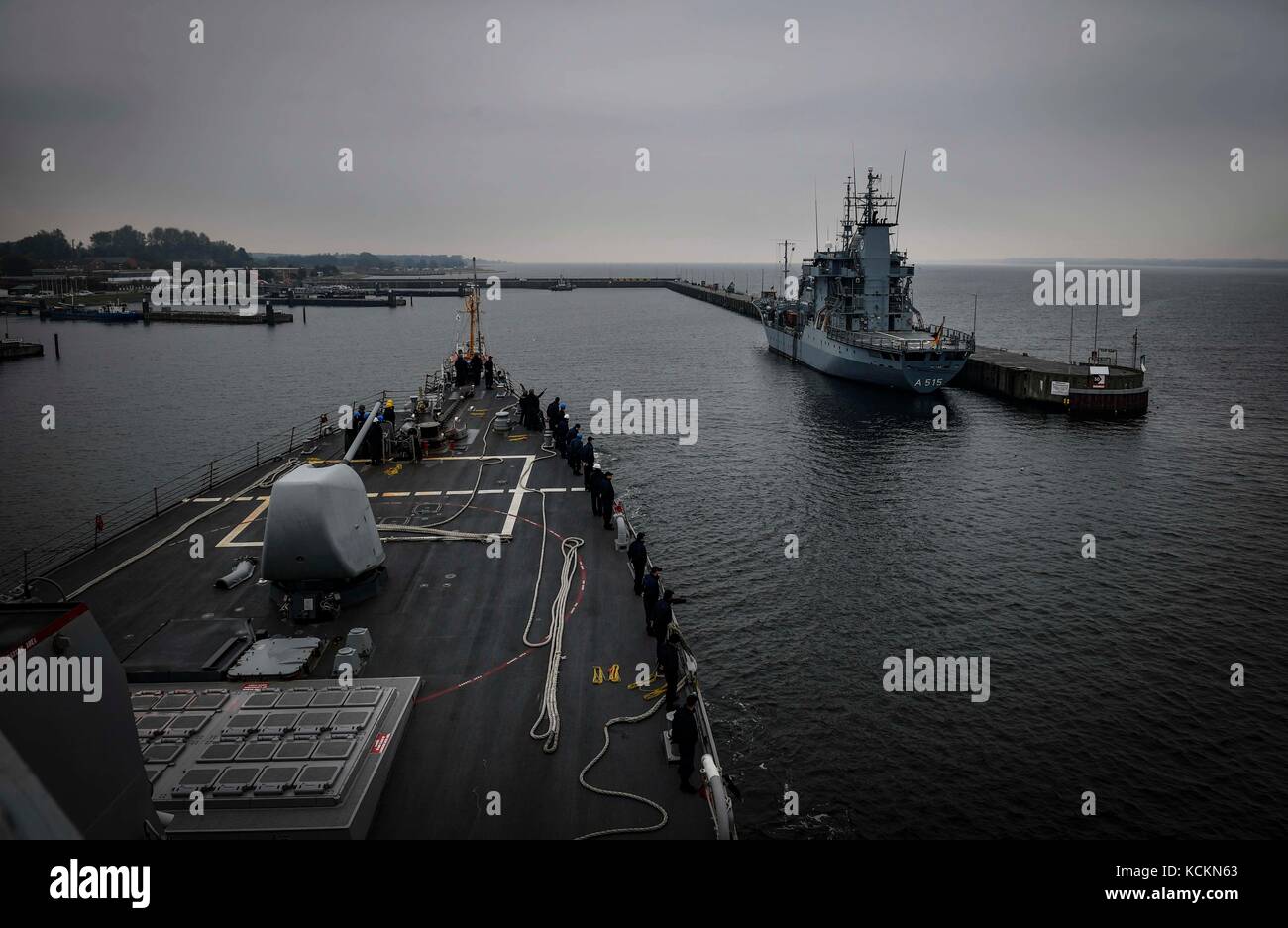 Il Arleigh Burke-class guidato-missile destroyer USS Donald Cook (DDG 75) Foto Stock