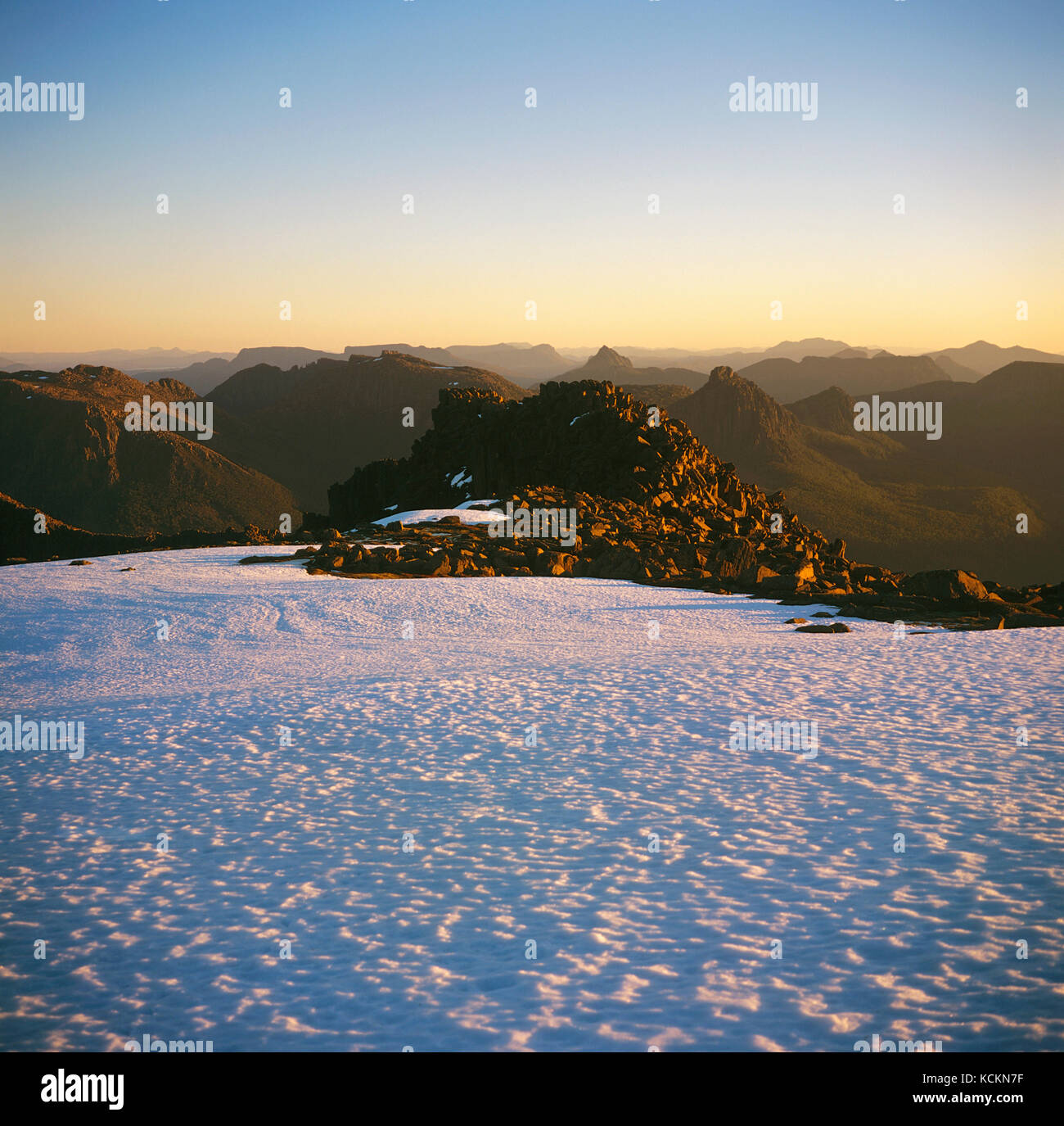 Du cane Range in tarda luce del sole in primavera dal Monte ossa. Cradle Mountain-Lake St Clair National Park, Tasmania, Australia Foto Stock