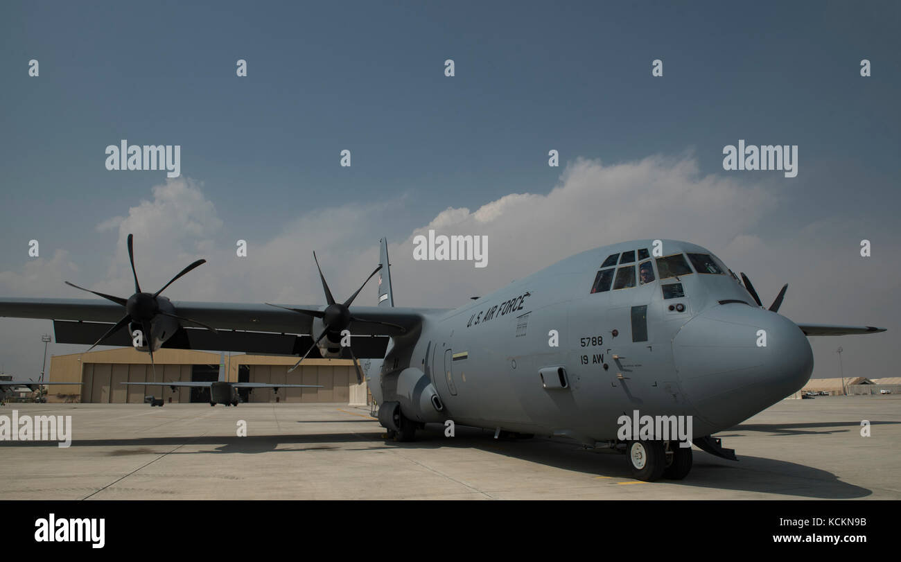 C-130J Super Hercules decolla da Bagram Airfield, Afghanistan, Ott 4, 2017 Foto Stock