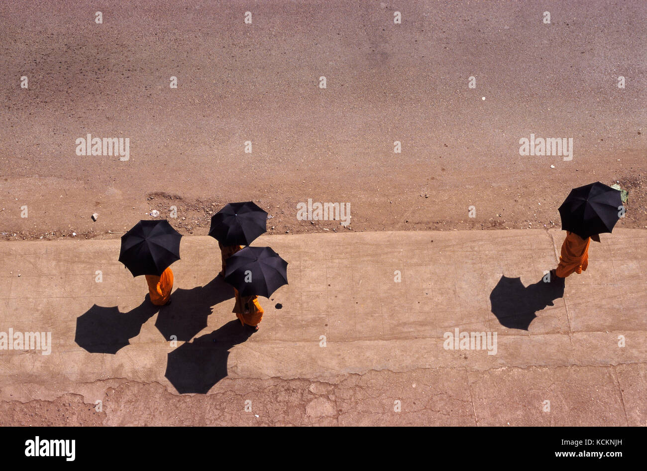 20.01.2000, a Luang Prabang, Laos, Asia - Quattro i monaci buddisti a piedi giù per una strada nel centro di Luang Prabang. Foto Stock