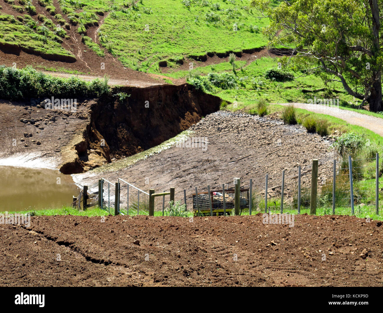 Distruzione delle alluvioni, e una diga collassata che ha lavato via il ponte su questa strada rurale durante un'alluvione flash. Central Castra, Tasmania nord-occidentale, Austra Foto Stock