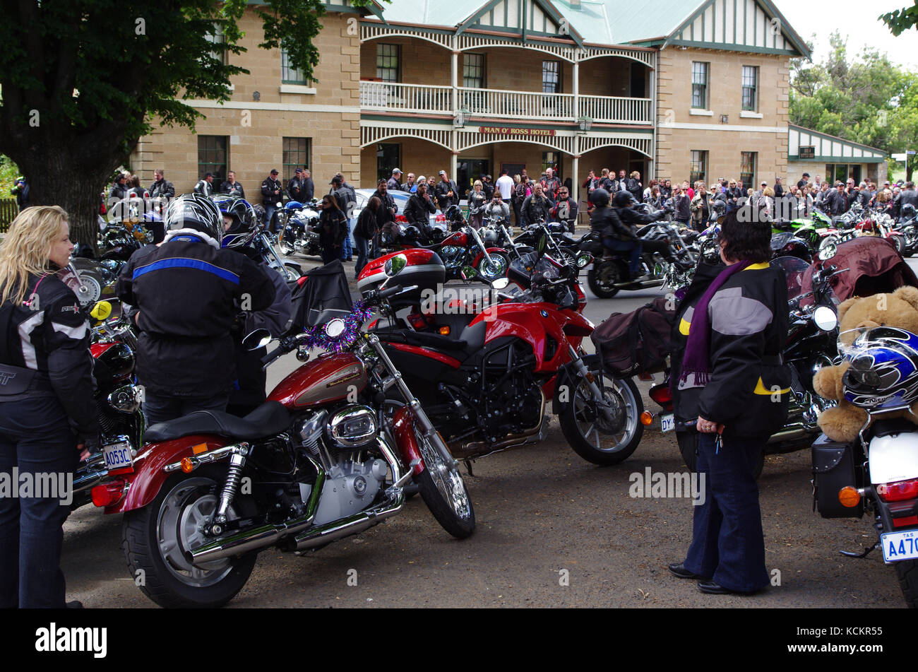 L'annuale Toy Run: Poco prima di Natale, migliaia di motociclisti della Tasmania si dirigono verso Hobart, convergendo mentre si avvicinano nella capitale, arrivando Foto Stock