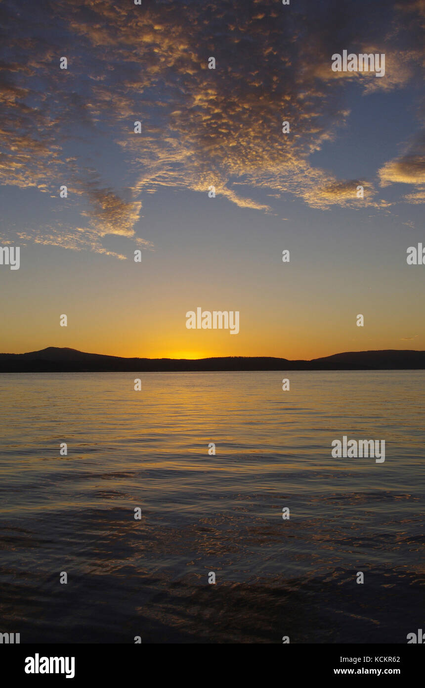 Alba sopra Norfolk Bay, un grande corpo d'acqua quasi senza sbocco sul mare. Tasman Peninsula, Tasmania, Australia Foto Stock