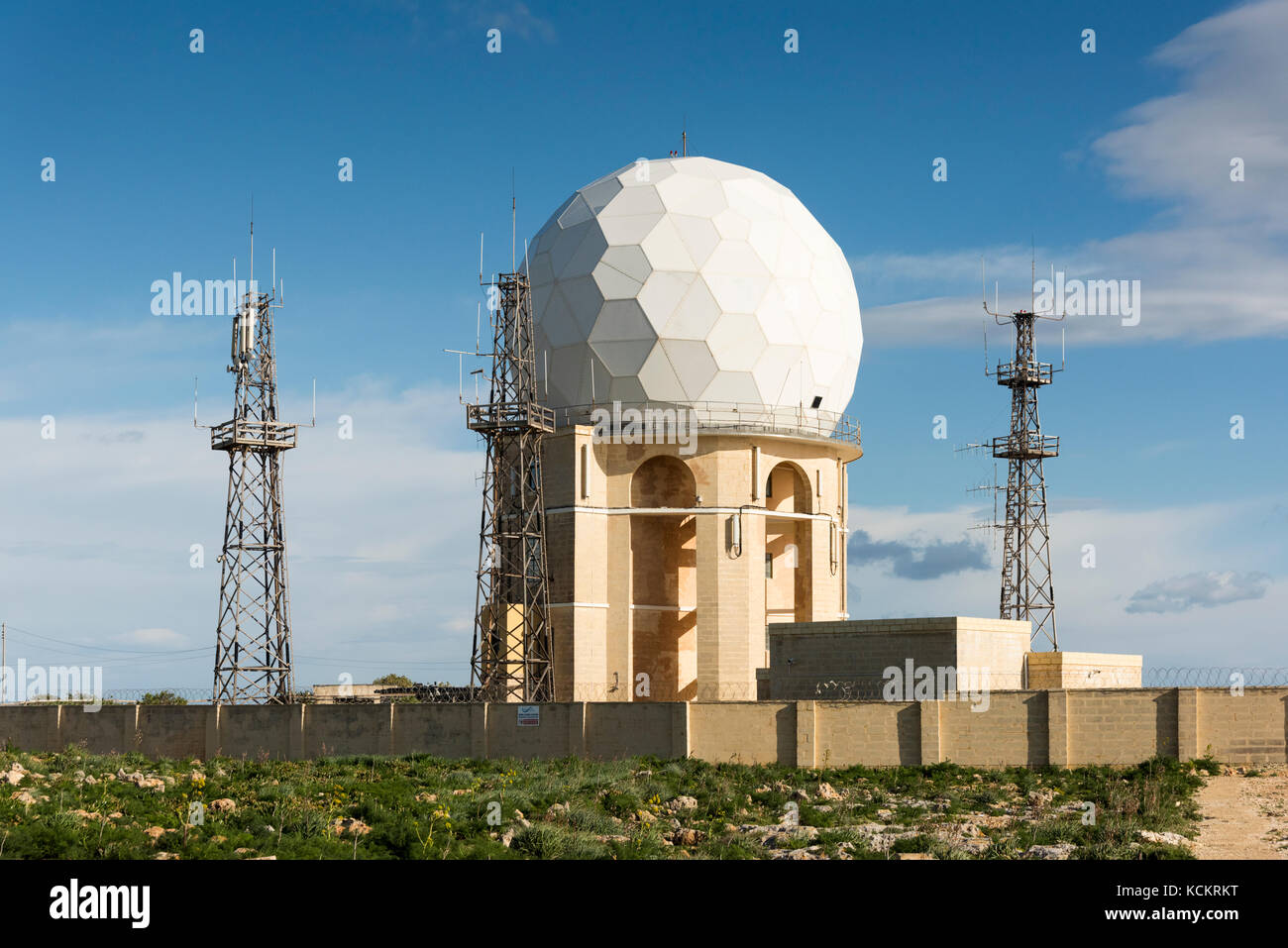 Dingli cupola radar a Dingli Cliffs Malta, parte dei Maltesi sistema di controllo del traffico aereo Foto Stock
