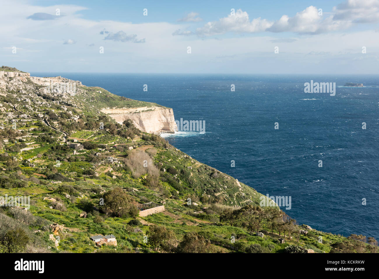 Le rocciose e frastagliate Dingli Cliifs sul sud cappotti di Malta con e mare in background Foto Stock