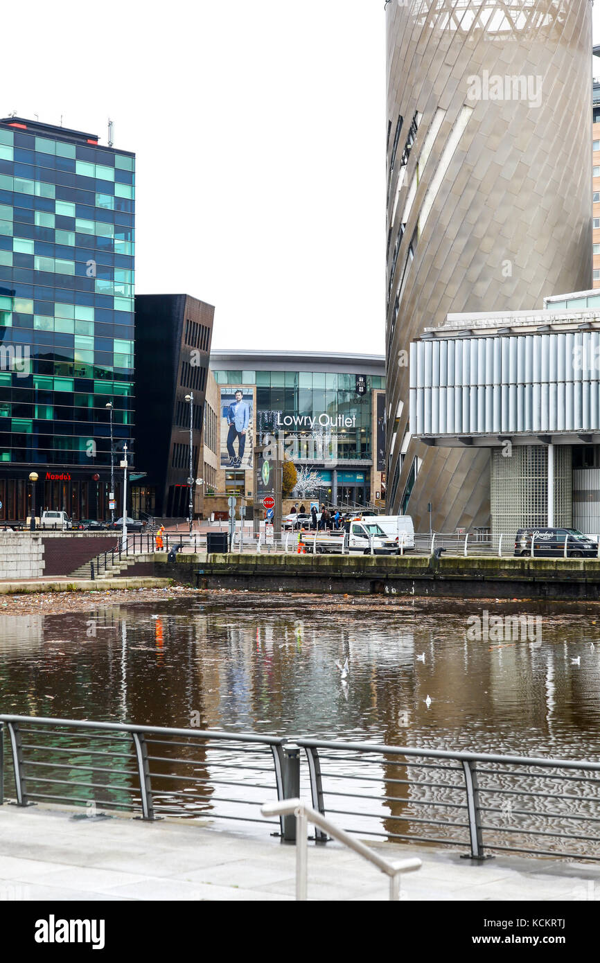 Il Lowrey Outlet Center a Media City UK sulle rive del Manchester Ship Canal a Salford e Trafford, Greater Manchester, Inghilterra, Regno Unito Foto Stock