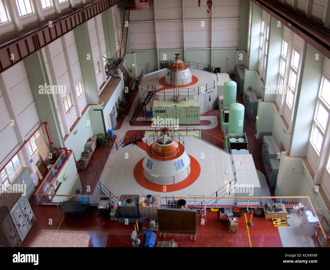 La centrale elettrica di Hume Weir e la sala della turbina. L'acqua del fiume Murray passa attraverso le turbine per generare energia idroelettrica fino a una capacità di 5 Foto Stock