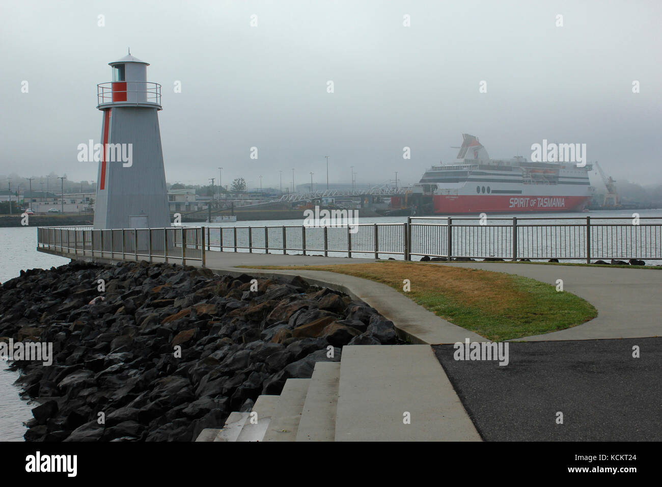 Indicatore di navigazione per le barche che entrano nel porto in una giornata buia, con il traghetto stretto basso ‘Spirit of Tasmania’ sullo sfondo. Devonport, Tasmania, Foto Stock