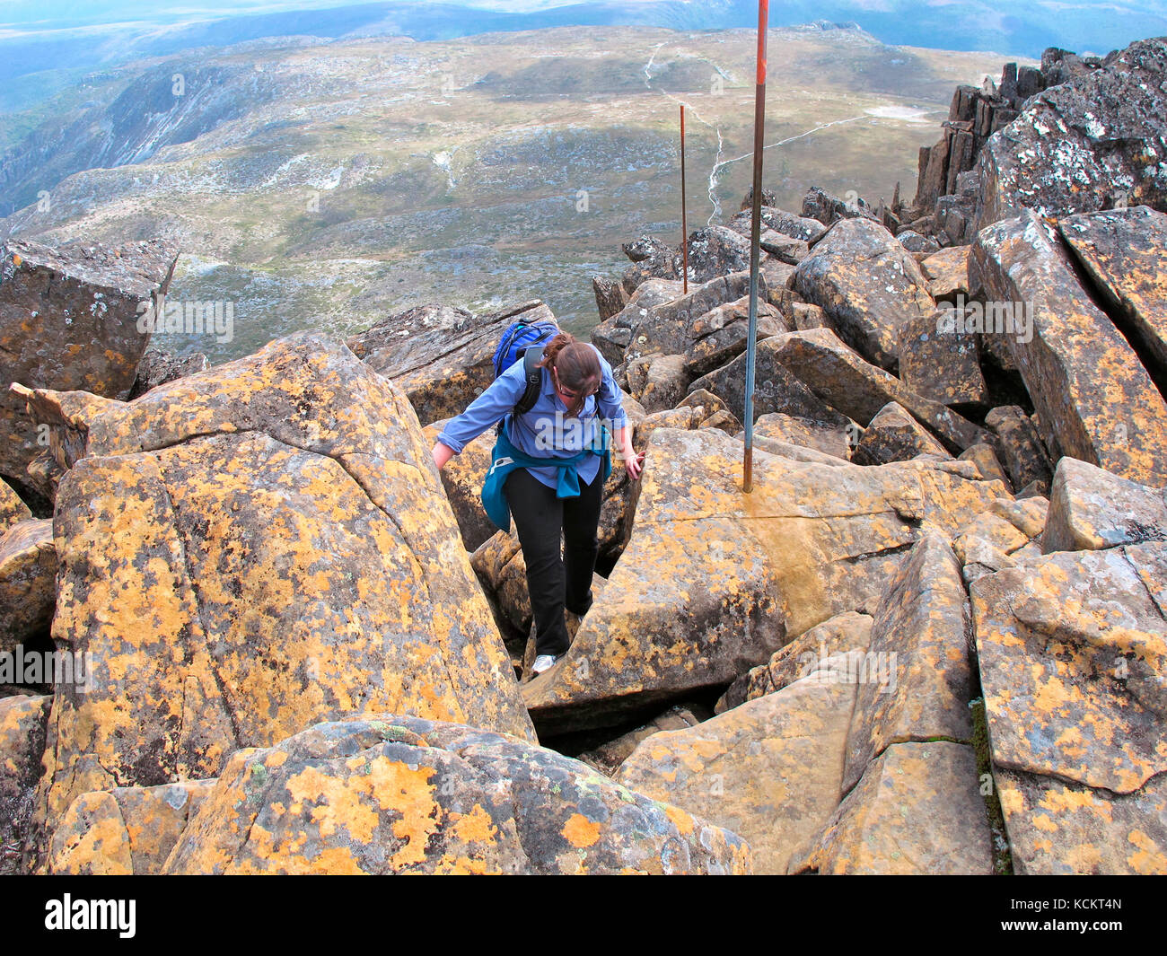 Bushwalker che negozia grandi massi in pista fino alla cima della Cradle Mountain. Cradle Mountain-Lake St Clair National Park, Tasmania, Australia Foto Stock