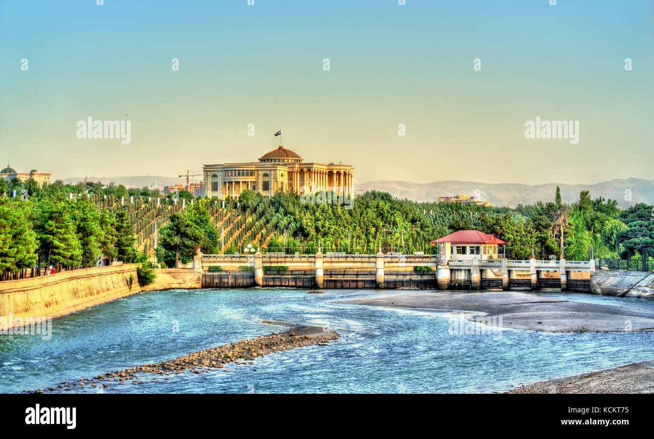 Vista di dushanbe con il palazzo presidenziale e il fiume varzob Tagikistan, in Asia centrale Foto Stock
