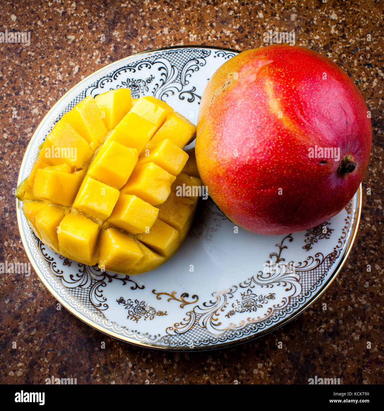 Il mango a dadini viene fatto tagliando una frutta, rimuovendo la pietra e tagliandola in cubetti nella buccia, che vengono tagliati dalla buccia solo alla fine Foto Stock