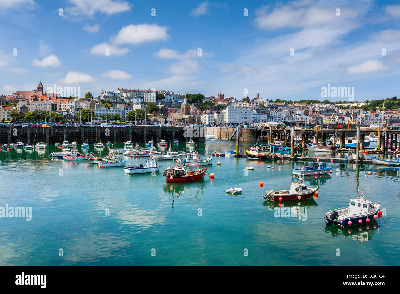 Porto e la Skyline di Saint Peter Port Guernsey, Isole del Canale, REGNO UNITO Foto Stock