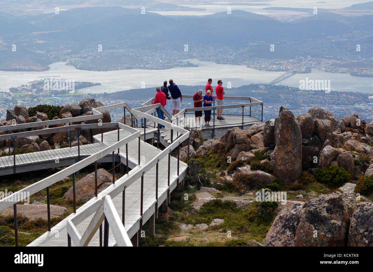 Piattaforma panoramica sulla cima del Monte Wellington, con turisti che guardano verso la città e il fiume Derwent. Hobart, Tasmania, Australia Foto Stock