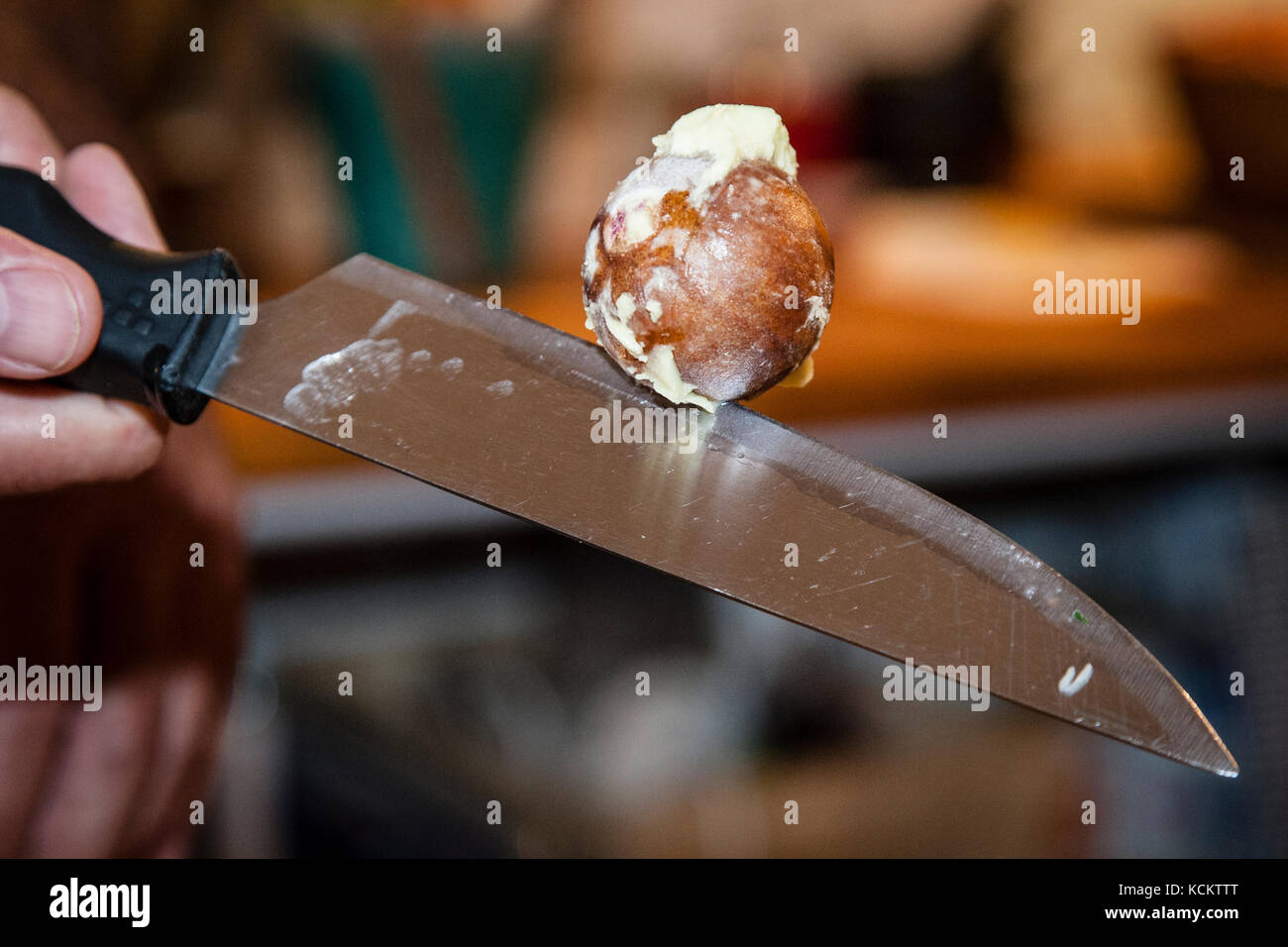 Rimozione di pietra di Avocado con il coltello Foto Stock
