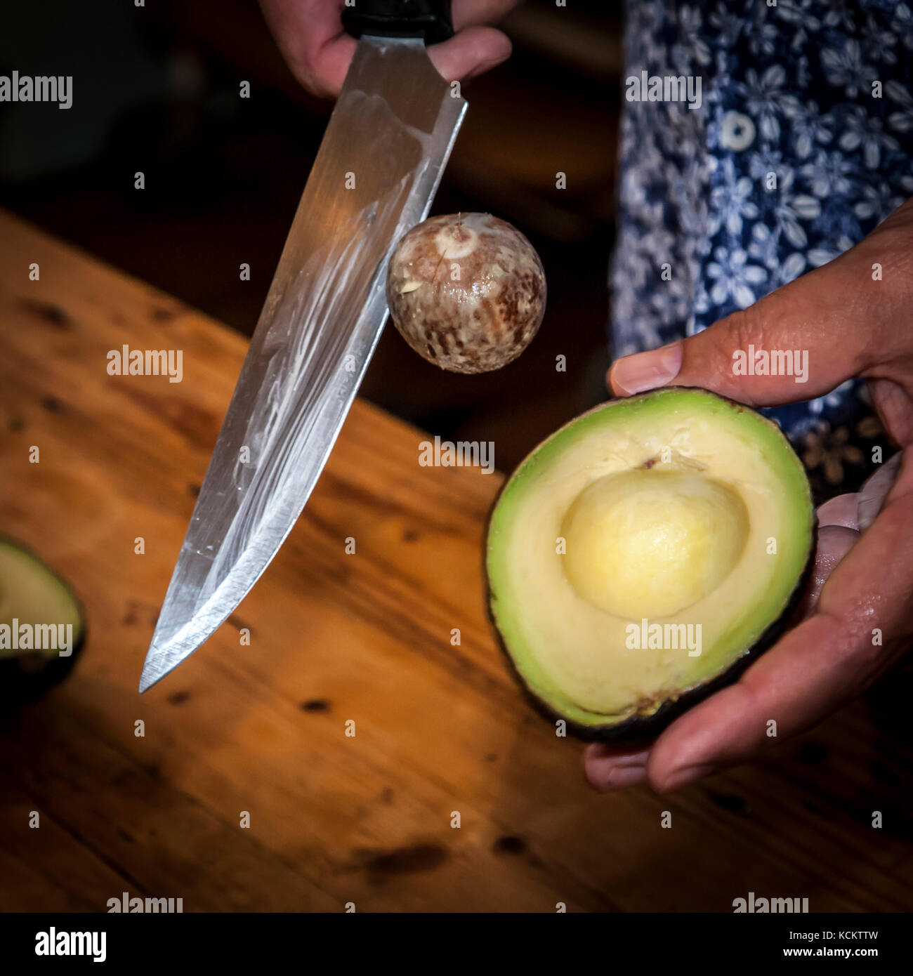 Rimozione di pietra di Avocado con il coltello Foto Stock