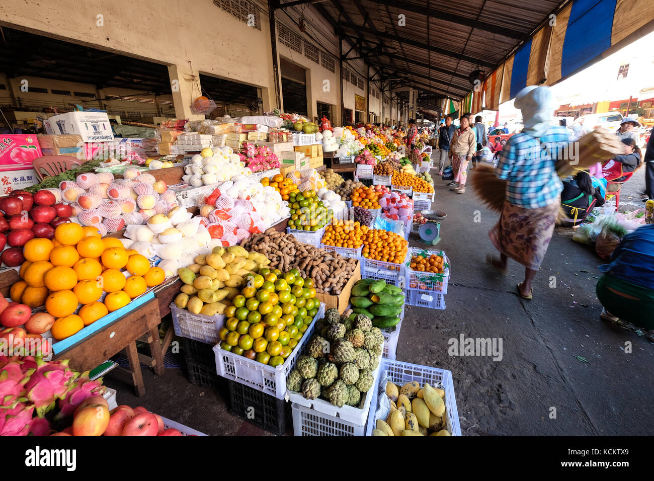 Frutto visualizza all'affollato mercato Daoheuang in Pakse, Laos Foto Stock