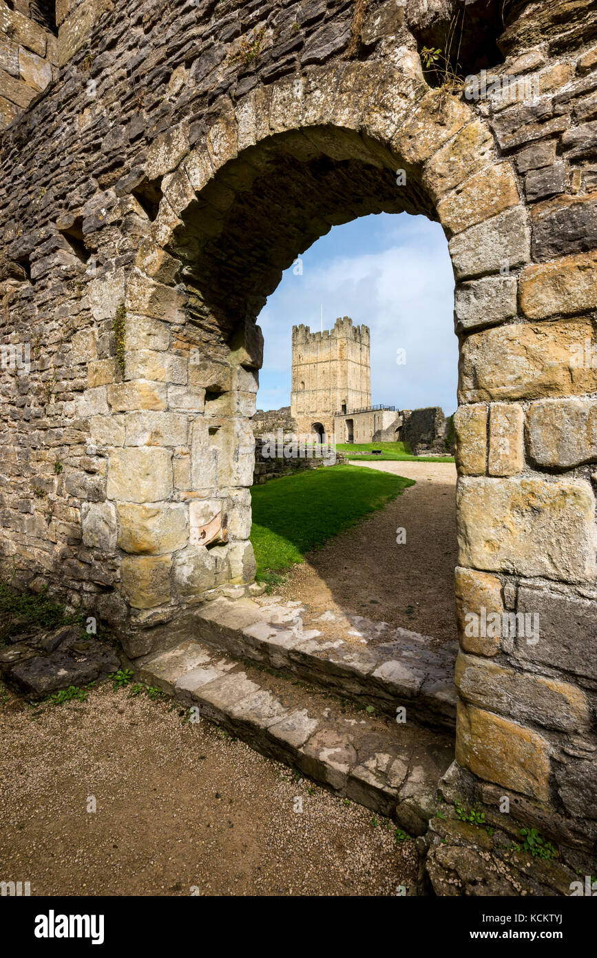 Castello di mantenere vista attraverso un arco di pietra a Richmond Castle, North Yorkshire, Inghilterra. Foto Stock