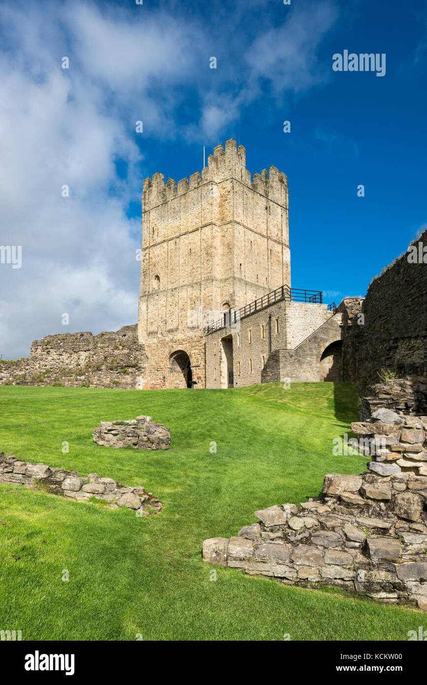 Richmond Castle in bright settembre sunshine. una storica località turistica nel North Yorkshire, Inghilterra. Foto Stock