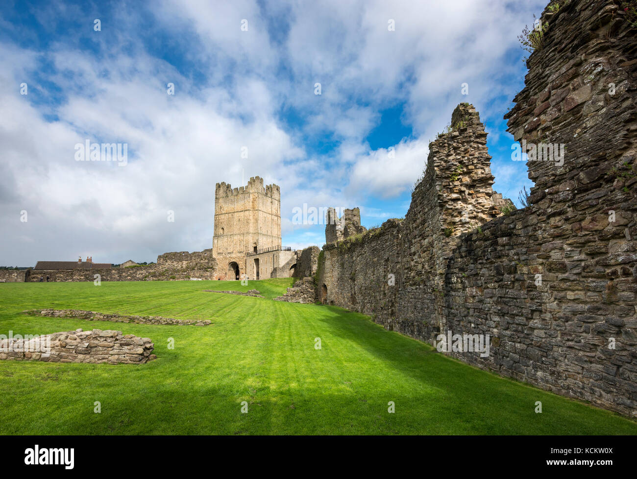 Richmond Castle in bright settembre sunshine. una storica località turistica nel North Yorkshire, Inghilterra. Foto Stock