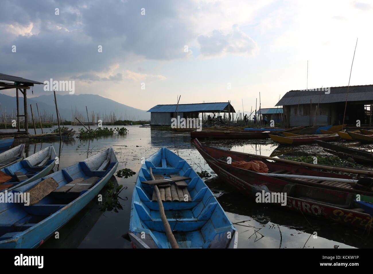 Barche da pesca situato nel lago di rawa pening, java centrale. Utilizzato in aggiunta alla pesca, è anche utilizzato per il trattamento del compost fertilizzante. Foto Stock