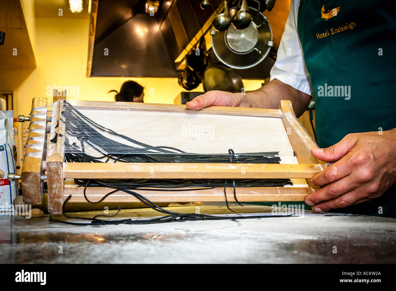 Le singole fasi di produzione della pasta con il Carraturo. In primo luogo, l'impasto viene fatto passare più volte attraverso una macchina per pasta fino a quando non è abbastanza sottile. Quindi, il lembo sottile di pasta può essere pressato con un matterello attraverso i fili che lo tagliano a strisce sottili. Poi inseminate brevemente e cuocete in acqua salata fino a che al dente poco prima di mangiare. A fianco dello chef è Salvatore Piacente, anche laureato alla scuola di cucina di Santa Maria, dove José Graziosi ha già imparato la sua arte Foto Stock