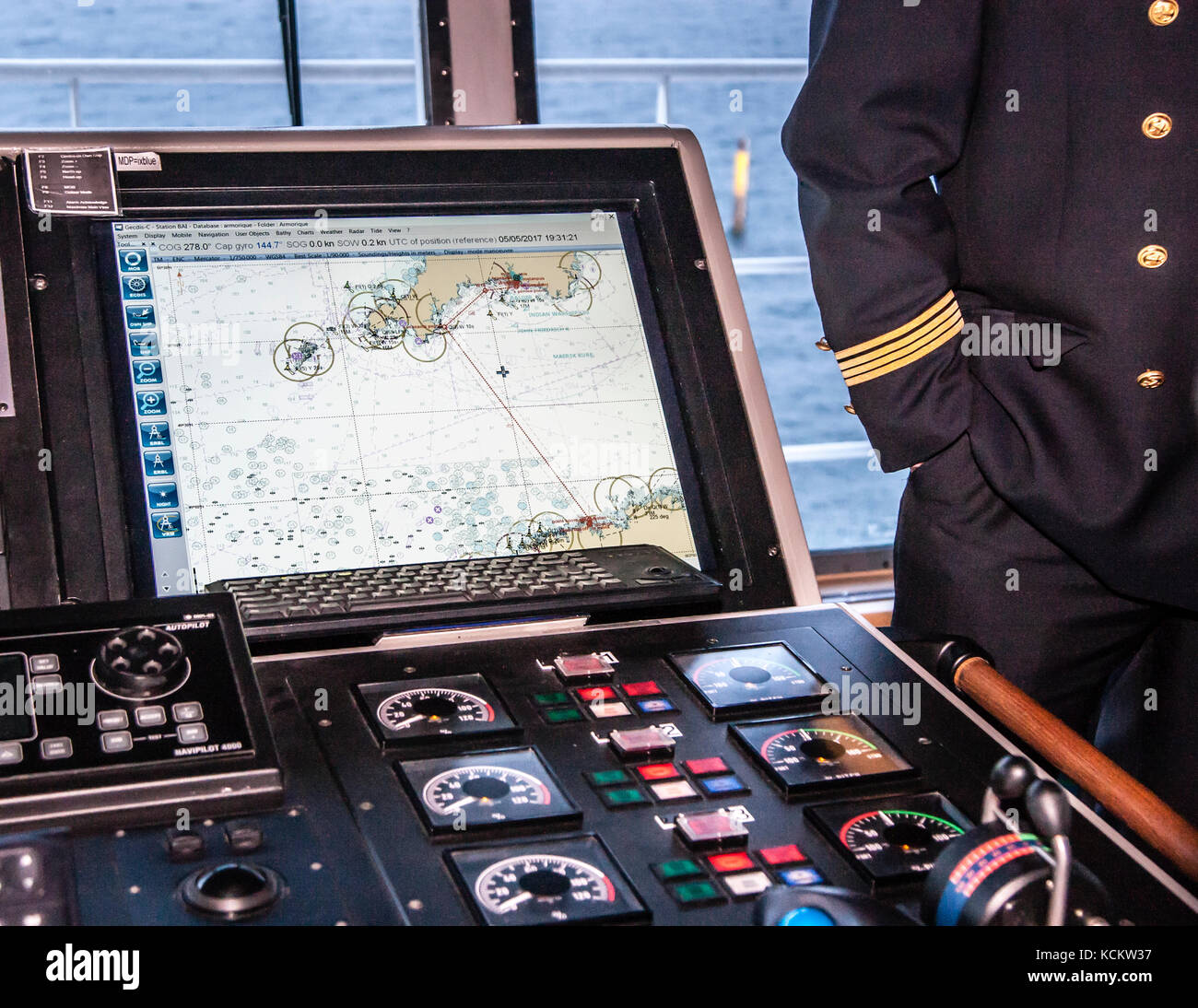 Mappa nautica sullo schermo monitor vicino al capitano sul ponte di Armorique di Bretagna Ferries. Il monitor sul ponte dell'Armorique mostra il percorso della traversata Foto Stock