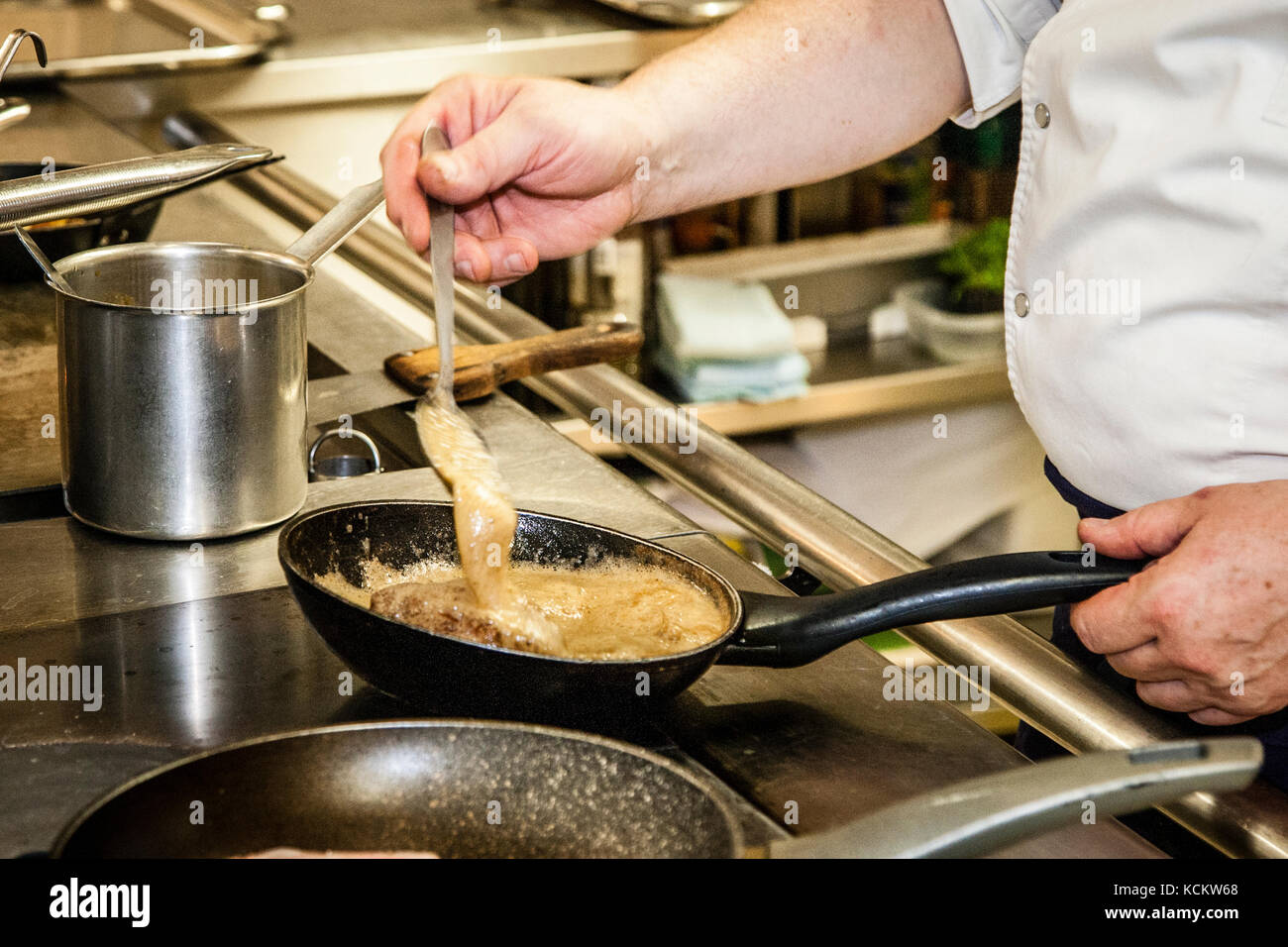 Michelin Star Chef Loic le Bail nella cucina dell'Hotel Brittany and Spa, Morlaix-Roscoff, Francia Foto Stock