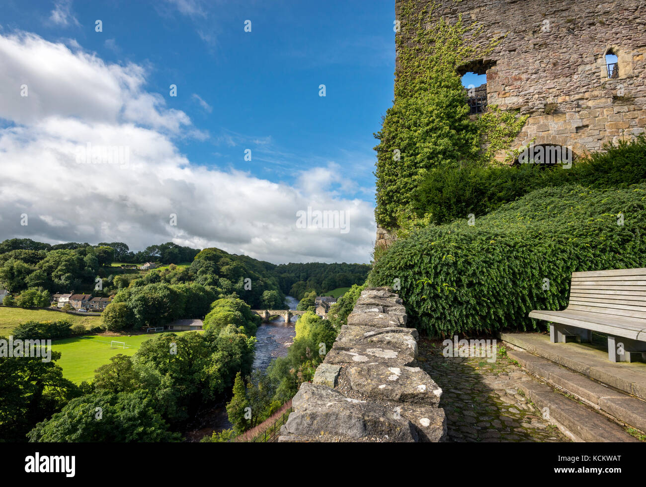 Vista dal castello di Richmond del fiume Swale e il vecchio ponte di pietra. Richmond, North Yorkshire, Inghilterra. Foto Stock