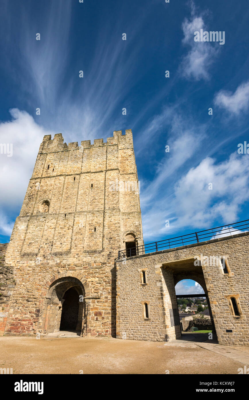 Richmond Castle in brillante sole di settembre. Una storica località turistica nel North Yorkshire, Inghilterra. Foto Stock