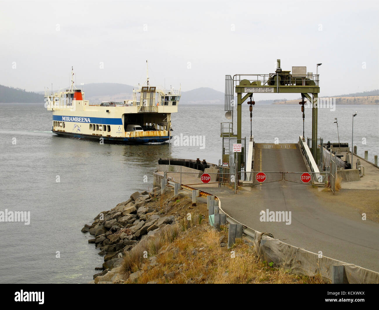 Il traghetto per l’isola di Bruny ‘Mirrambeena’ arriva da Kettering, arrivando al terminal dell’isola di Bruny. Canale D’Entrecasteaux, Tasmania sud-orientale, A. Foto Stock