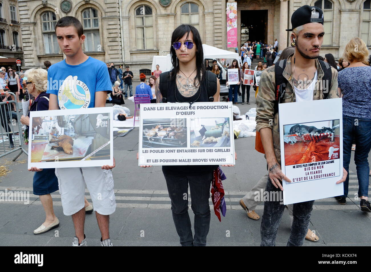 L269 attivisti per i diritti degli animali protestano contro le violenze fatte agli animali e chiedono la chiusura di macelli a Lione, Francia Foto Stock