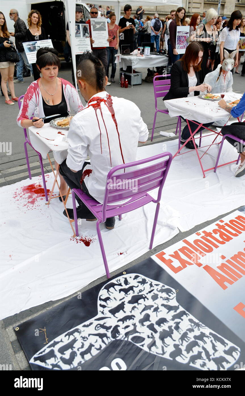 L269 attivisti per i diritti degli animali protestano contro le violenze fatte agli animali e chiedono la chiusura di macelli a Lione, Francia Foto Stock