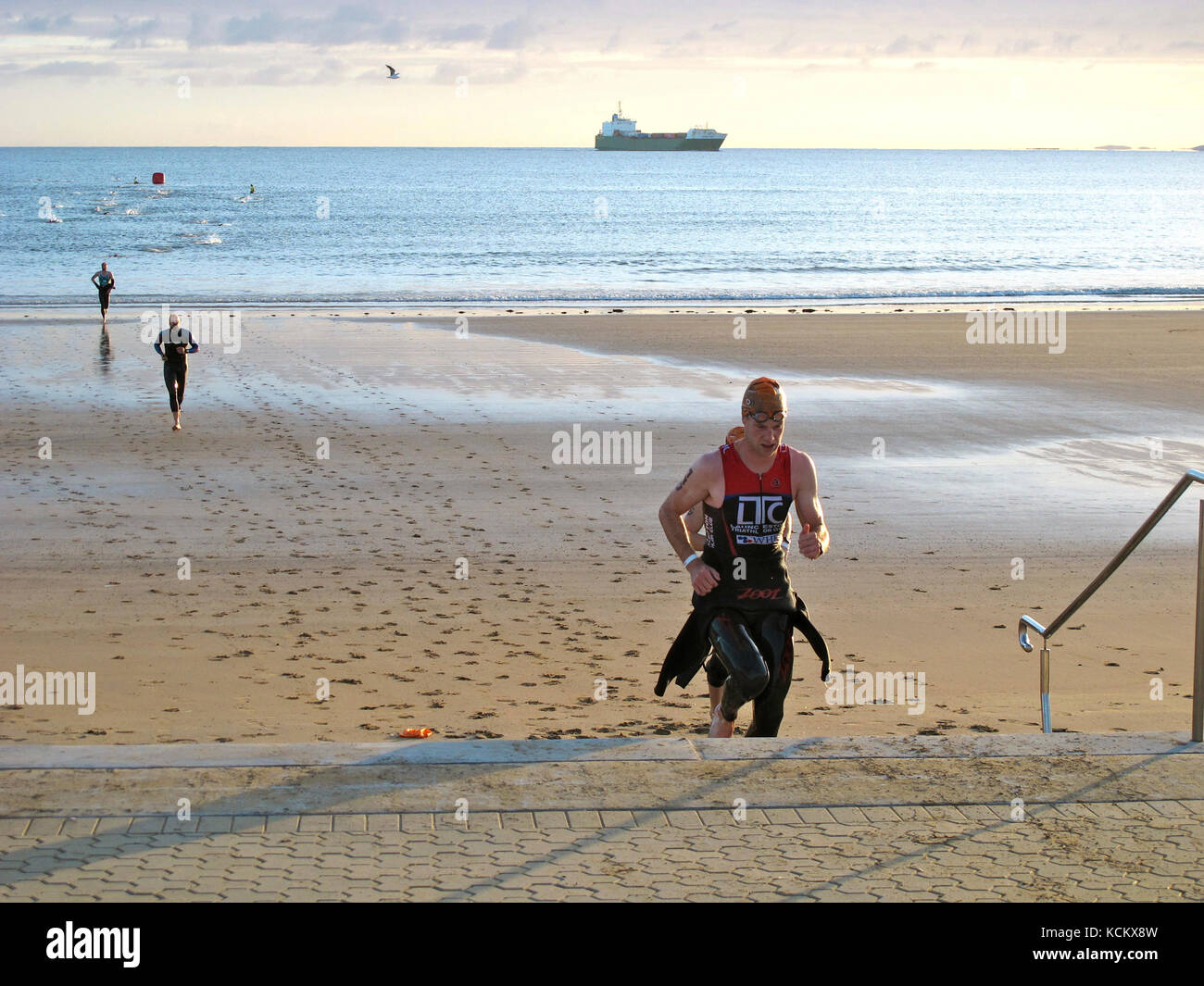 I concorrenti del Devonport Triathlon completano la prima sezione, una nuotata, uno dei maggiori triathlon australiani e tra i più antichi, che si tiene ogni anno Foto Stock