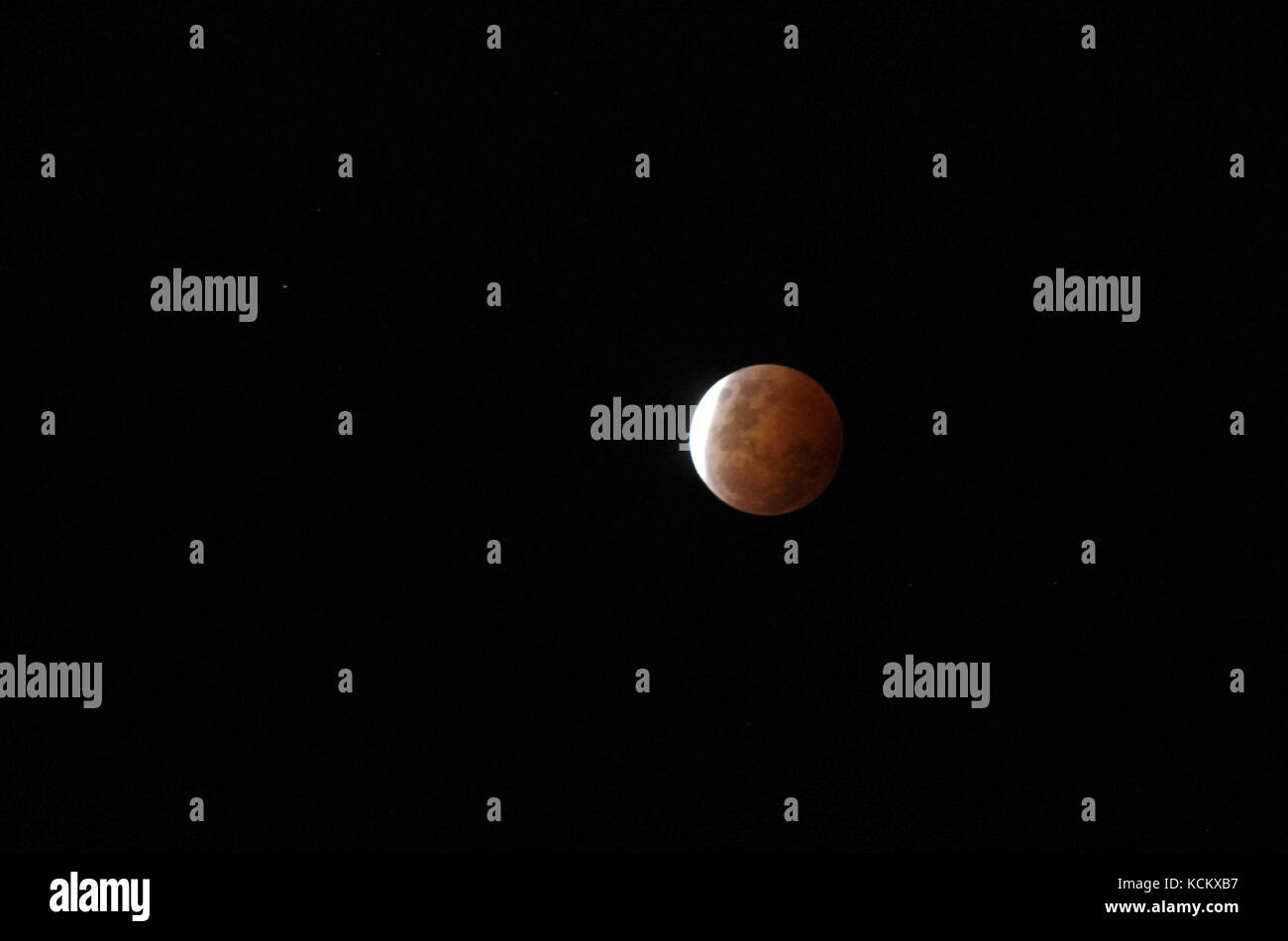 Eclipse lunare, 8 ottobre 2014, una di una serie di sei immagini. L'eclisse iniziò alle 7,15, era totale alle 8,55 e terminò alle 10,35. È sempre o Foto Stock