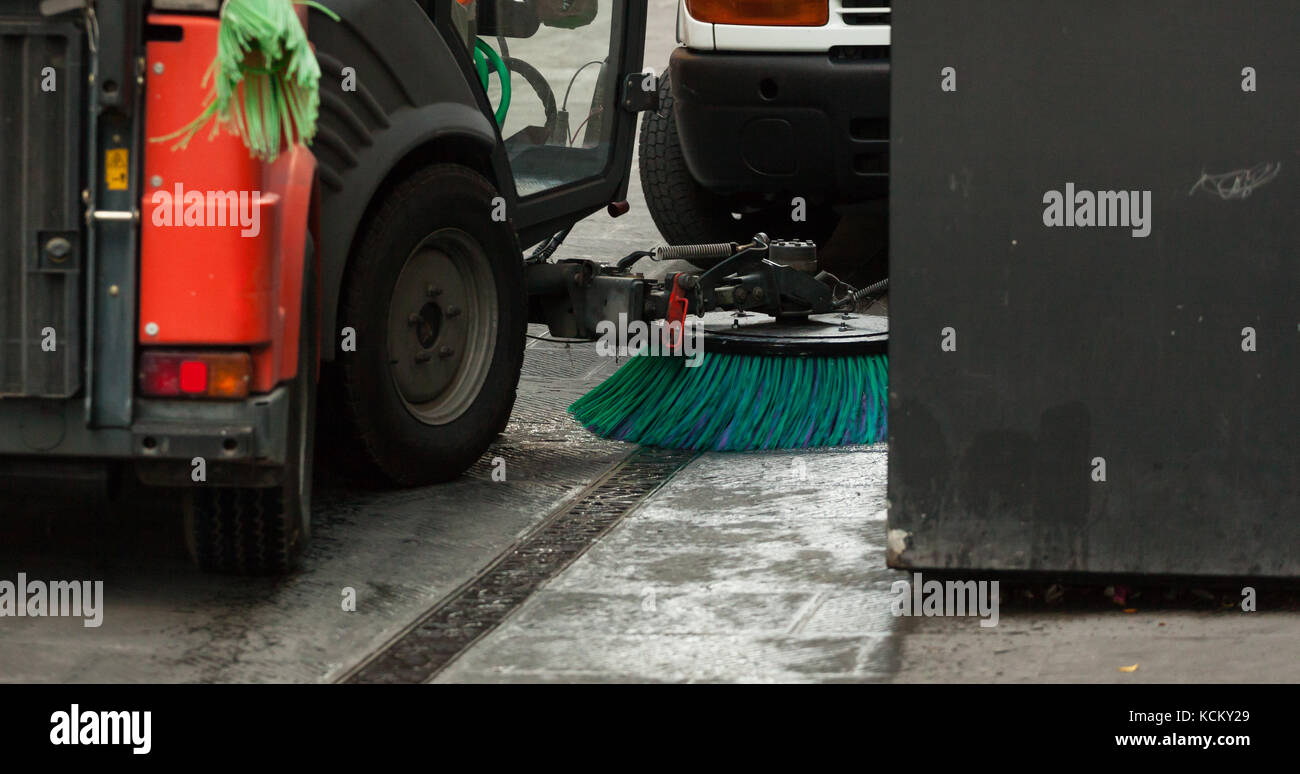 Spazzola rotante sulla spazzatrice per pulizia stradale Foto stock - Alamy